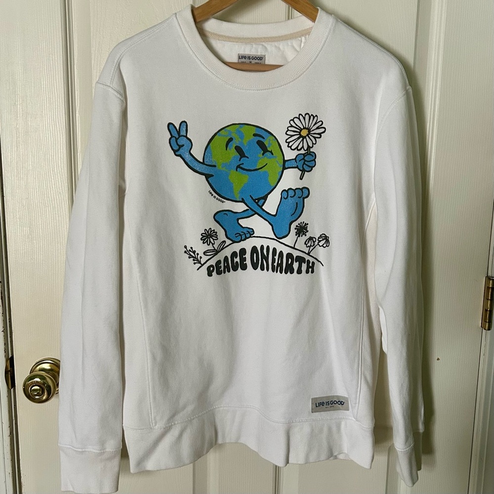 Life Is Good Peace on Earth Globe Walker Simply True Crew Sweatshirt | Unisex M